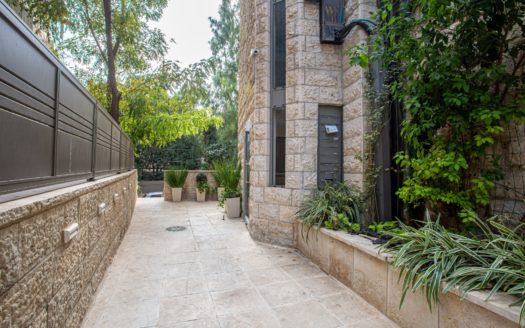 Beautiful 2 room apartment, Keren Kayemet st in Rechavia