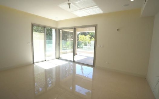 Appartement 4 pieces neuf dans un petit immeuble Boutique a Nayot