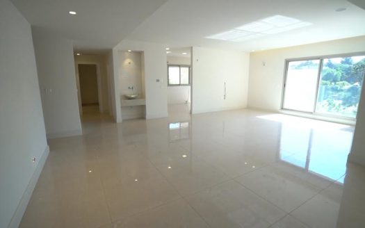 Appartement 4 pieces neuf dans un petit immeuble Boutique a Nayot