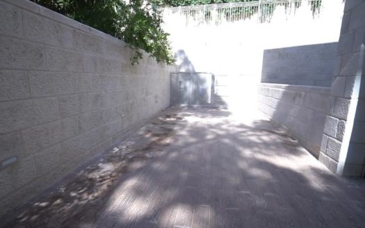 Appartement 4 pieces neuf dans un petit immeuble Boutique a Nayot