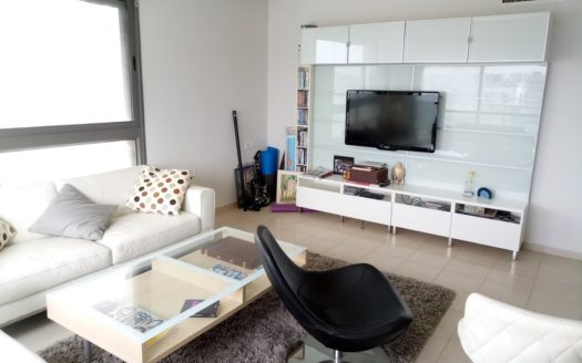 Bel appartement dans immeuble recent et tres bien situe!