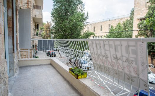 Beautiful 2 room apartment, Keren Kayemet st in Rechavia