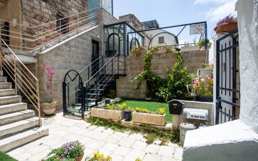 One of a kind property! Cottage in the heart of Shaarei Chessed!