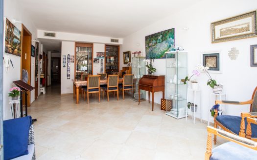 One of a kind property! Cottage in the heart of Shaarei Chessed!