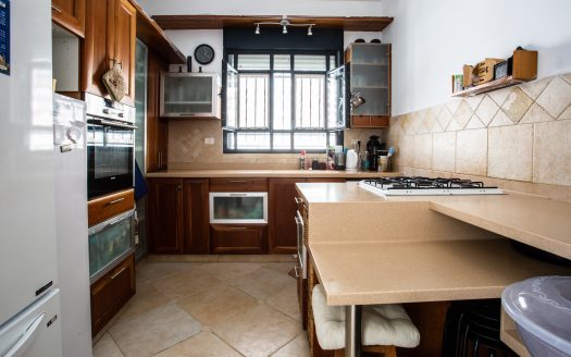 One of a kind property! Cottage in the heart of Shaarei Chessed!