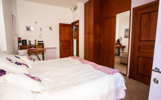 One of a kind property! Cottage in the heart of Shaarei Chessed!