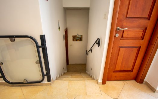 One of a kind property! Cottage in the heart of Shaarei Chessed!