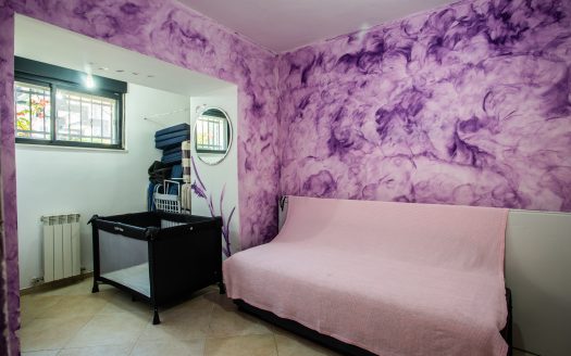 One of a kind property! Cottage in the heart of Shaarei Chessed!