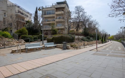 Amazing garden apartment 3 rooms in Mekor Haim for sale!